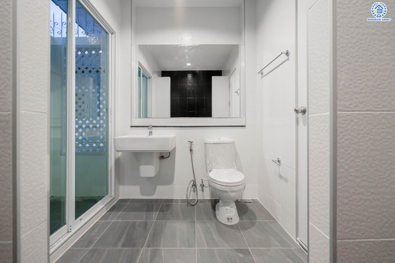 บ้านมือสองตกแต่งใหม่ โครงการ มณีรินทร์พาร์ค รัตนาธิเบศร์-ท่าอิฐ แบรนด์ Property Perfect เนื้อที่ 50 ตร.ว. ฟังก์ชัน 3 ห้องนอน 3 ห้องน้ำ จอดรถได้ 2 คัน บนทำเลศักยภาพ เชื่อมต่อทั้ง ถนนรัตนาธิเบศร์ และถนนราชพฤกษ์ ใจกลาง 2 เซ็นทรัลฯ ใกล้ทางด่วน "งามวงศ์วาน" และรถไฟฟ้า "สถานีบางรักน้อยท่าอิฐ"